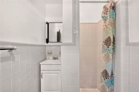 Bath - 223 NW 7th St, Williston, FL 32696 photo 1 of 2