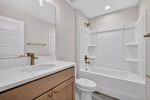 Bath - 153 Oak Cir, Ocala, FL 34472 photo 1 of 2