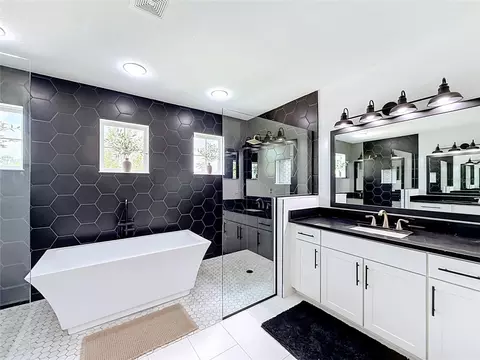 Bath - 7525 NE 58th Ave, Anthony, FL 32617 photo 2 of 9