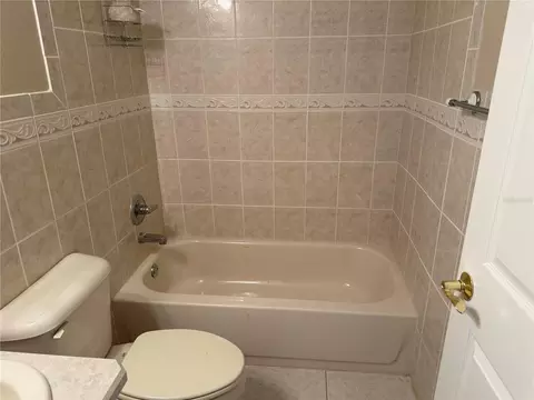 Bath - 731 SE 30th Ave, Ocala, FL 34471 photo 2 of 2