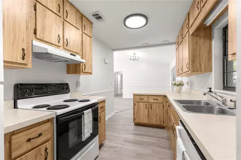 Kitchen - 716 SE 31st Ave, Ocala, FL 34471 photo 4 of 5