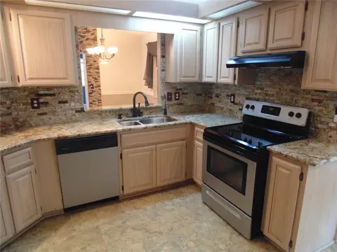 Kitchen - 8125 SW 108 Loop, Ocala, FL 34481 photo 2 of 4
