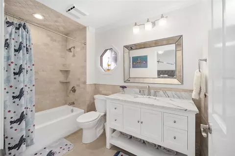 Bath - 2023 SE Laurel Run Dr, Ocala, FL 34471 photo 6 of 7