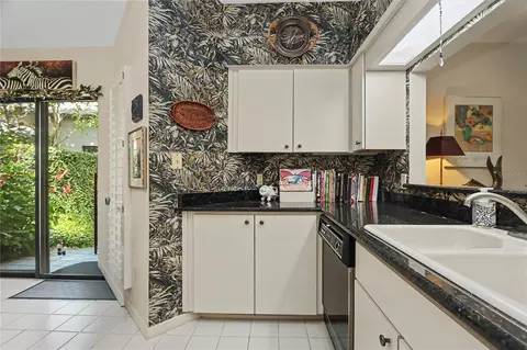 Kitchen - 1930 SE Clatter Bridge Rd, Ocala, FL 34471 photo 2 of 2