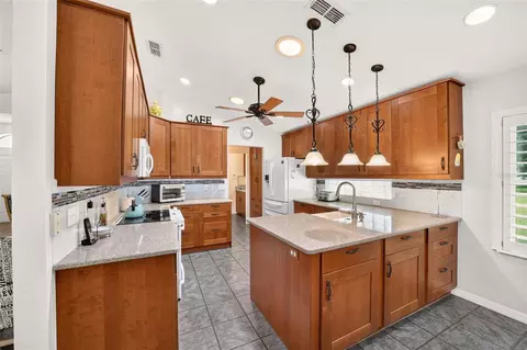 Kitchen - 7121 SW 113th Loop, Ocala, FL 34476 photo 2 of 8