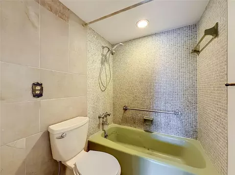 Bath - 2837 NE 3rd St #103, Ocala, FL 34470 photo 2 of 6