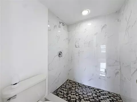 Bath - 2837 NE 3rd St #103, Ocala, FL 34470 photo 5 of 6