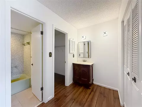 Bath - 2837 NE 3rd St #103, Ocala, FL 34470 photo 1 of 6