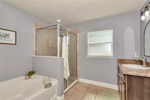 Bath - 4607 SE 27th St, Ocala, FL 34480 photo 2 of 4