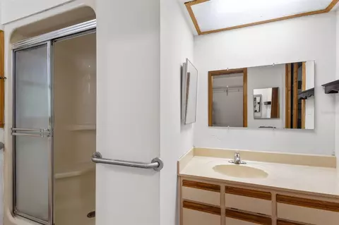Bath - 5581 NE 157th Ter, Williston, FL 32696 photo 2 of 2