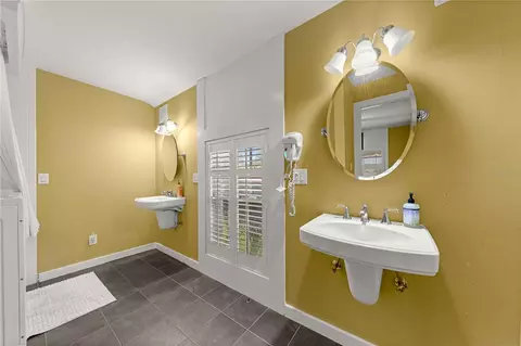 Bath - 3422 E Fort King St, Ocala, FL 34470 photo 2 of 6