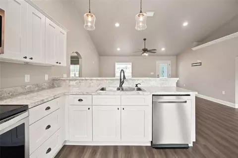 Kitchen - 831 NE 150th Ave, Williston, FL 32696 photo 2 of 3