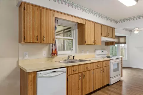Kitchen - 9390 E Windwood Loop, Inverness, FL 34450 photo 2 of 3