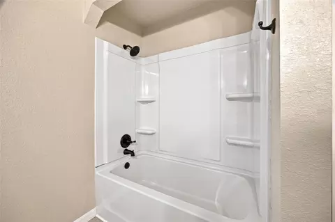Bath - 10143 SE 122nd Ln, Belleview, FL 34420 photo 3 of 3