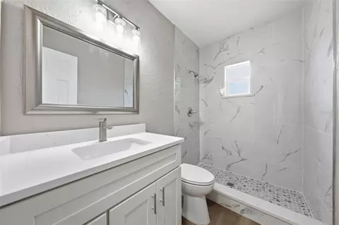 Bath - 307 NE 11th Pl, Ocala, FL 34470 photo 1 of 2