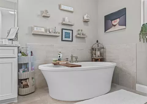 Bath - 4010 SE 22nd St, Ocala, FL 34471 photo 2 of 4