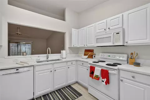 Kitchen - 8907 SE 141st Loop, Summerfield, FL 34491 photo 2 of 4