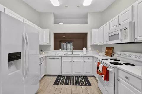 Kitchen - 8907 SE 141st Loop, Summerfield, FL 34491 photo 1 of 4