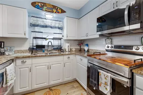 Kitchen - 10 Spring Lake Run, Ocala, FL 34472 photo 3 of 3