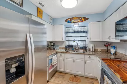 Kitchen - 10 Spring Lake Run, Ocala, FL 34472 photo 2 of 3