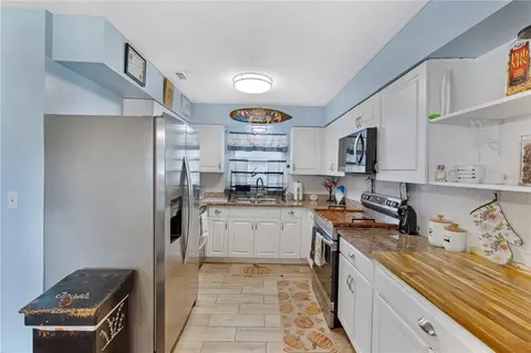 Kitchen - 10 Spring Lake Run, Ocala, FL 34472 photo 1 of 3