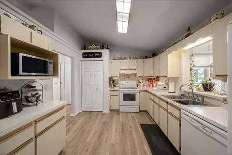 Kitchen - 2222 SW 167th Pl, Ocala, FL 34473 photo 4 of 6