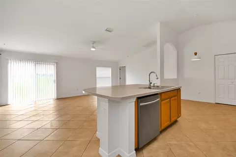 Living - 18 Juniper Loop Dr, Ocala, FL 34480 photo 1 of 10