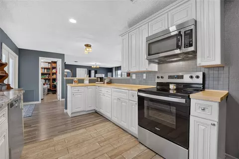 Kitchen - 16460 NE 25th Ln, Williston, FL 32696 photo 2 of 3