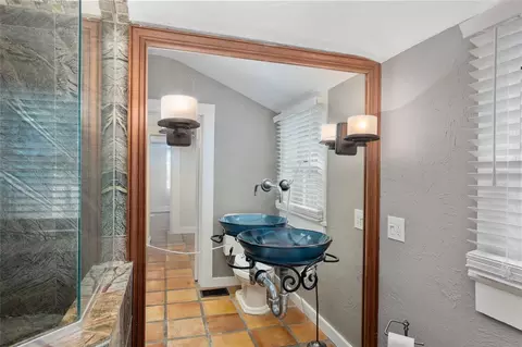 Bath - 818 SE 3rd St, Ocala, FL 34471 photo 3 of 6