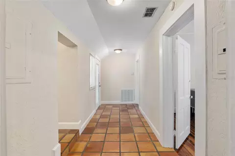 Entry Way - 818 SE 3rd St, Ocala, FL 34471 photo 4 of 4