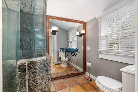 Bath - 818 SE 3rd St, Ocala, FL 34471 photo 2 of 6