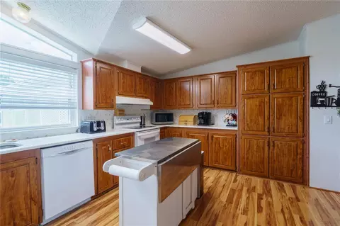 Kitchen - 13259 SE 49th Ct, Belleview, FL 34420 photo 2 of 5