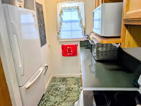 Kitchen - 4033 SE 15th St, Ocala, FL 34471 photo 4 of 6