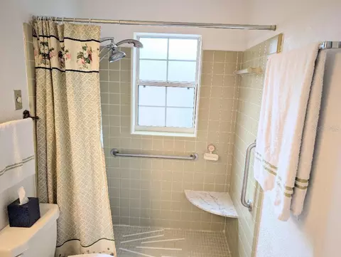 Bath - 4033 SE 15th St, Ocala, FL 34471 photo 6 of 7