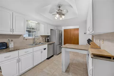 Kitchen - 5541 SE 22nd St, Ocala, FL 34480 photo 3 of 3