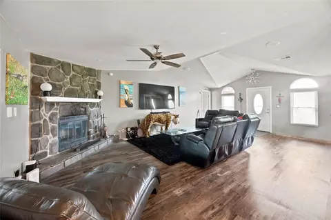Living - 5351 NE 121st Ter, Williston, FL 32696 photo 2 of 3