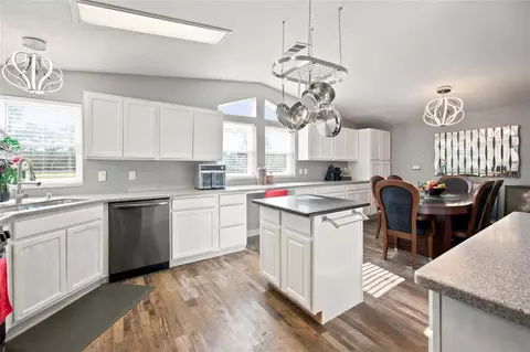 Kitchen - 5351 NE 121st Ter, Williston, FL 32696 photo 4 of 5