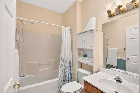 Bath - 9451 SE 132nd Loop, Summerfield, FL 34491 photo 2 of 2