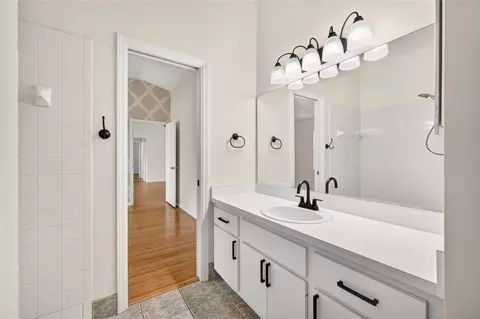 Bath - 3826 NE 5th Ter, Ocala, FL 34479 photo 3 of 4