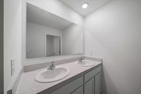 Bath - 745 SE 66th Ter, Ocala, FL 34472 photo 4 of 6