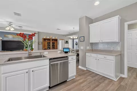 Kitchen - 9028 SE 120th Loop, Summerfield, FL 34491 photo 2 of 4