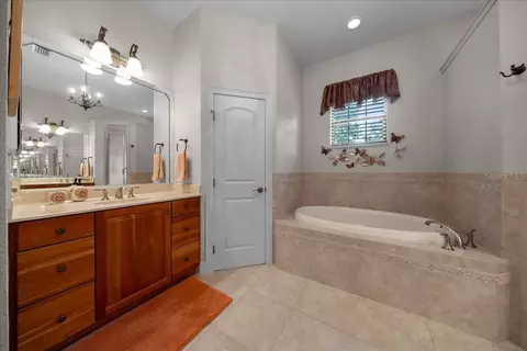 Bath - 820 SE 36th Ln, Ocala, FL 34471 photo 5 of 10