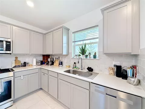 Kitchen - 8413 SW 54th Loop, Ocala, FL 34481 photo 5 of 7