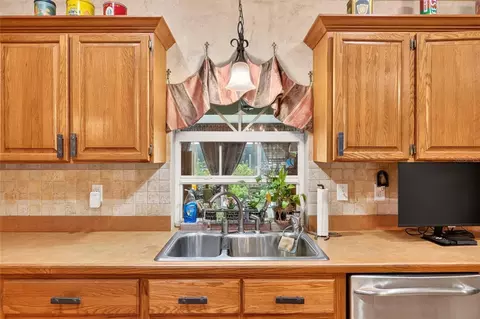 Kitchen - 8699 SE 12th Ct, Ocala, FL 34480 photo 7 of 10