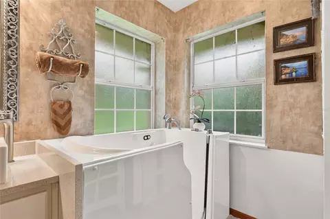 Bath - 8699 SE 12th Ct, Ocala, FL 34480 photo 4 of 8