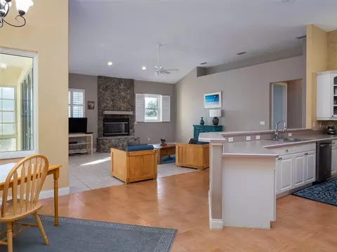 Kitchen - 2185 NW 114th Loop, Ocala, FL 34475 photo 2 of 2