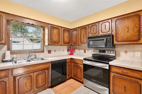 Kitchen - 3719 SE 4th St, Ocala, FL 34471 photo 4 of 7