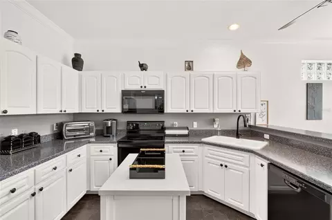 Kitchen - 9801 SW 89th Loop, Ocala, FL 34481 photo 4 of 8