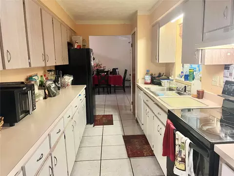 Kitchen - 16 Oak Pass Loop, Ocala, FL 34472 photo 2 of 2