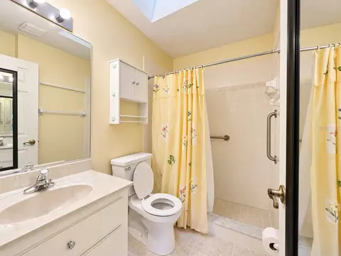 Bath - 2127 NE 40th Ave, Ocala, FL 34470 photo 1 of 4